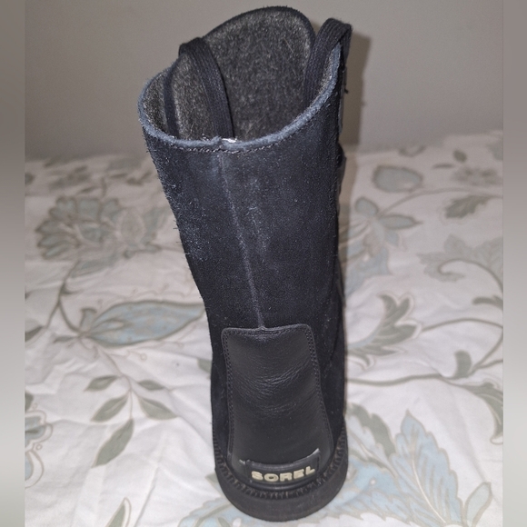 A pair of Sorel men\'s black leather and suede boots in a size 13.